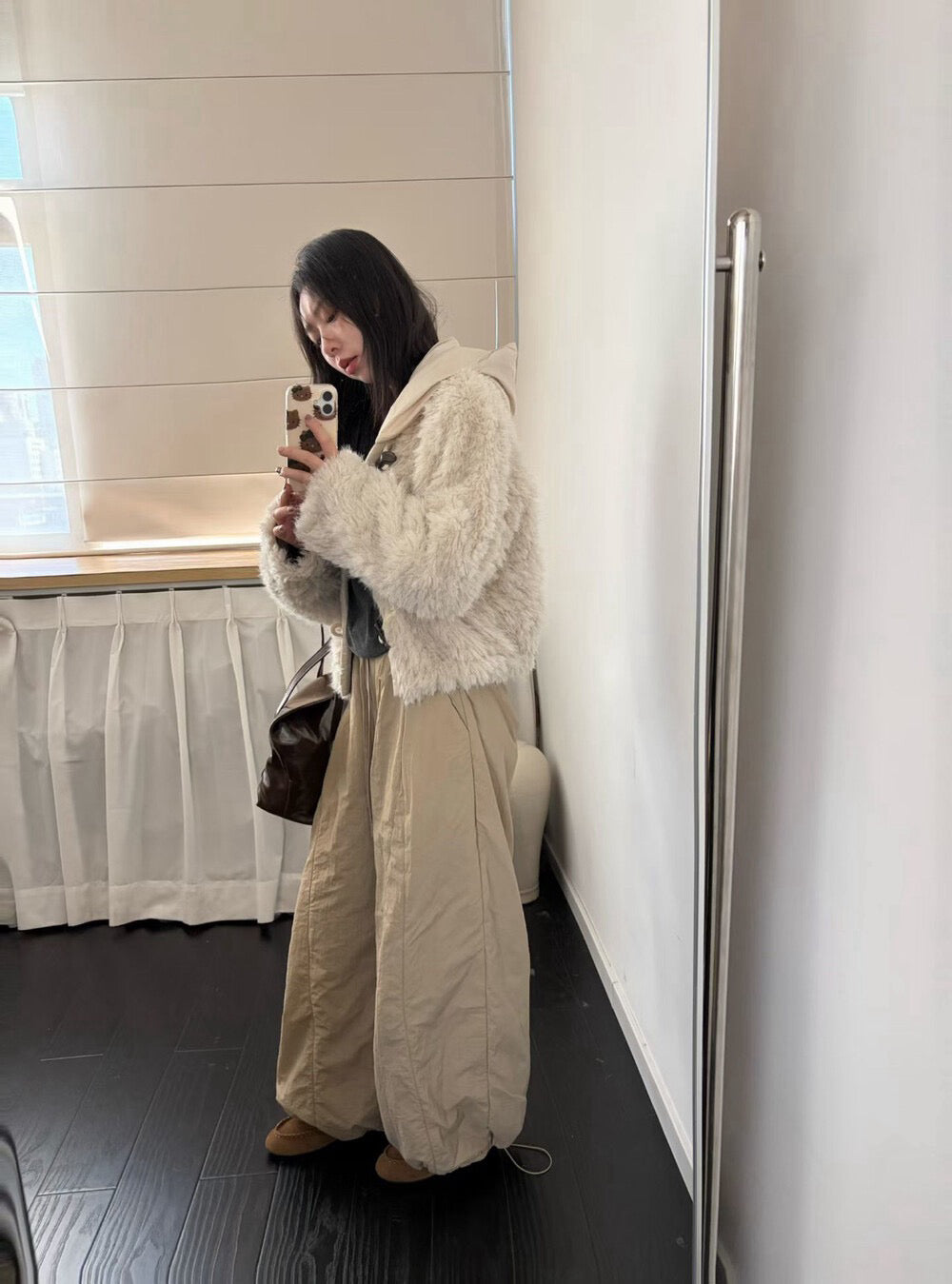 // 手感超好皮毛一體連夾棉帽牛角鈕外套