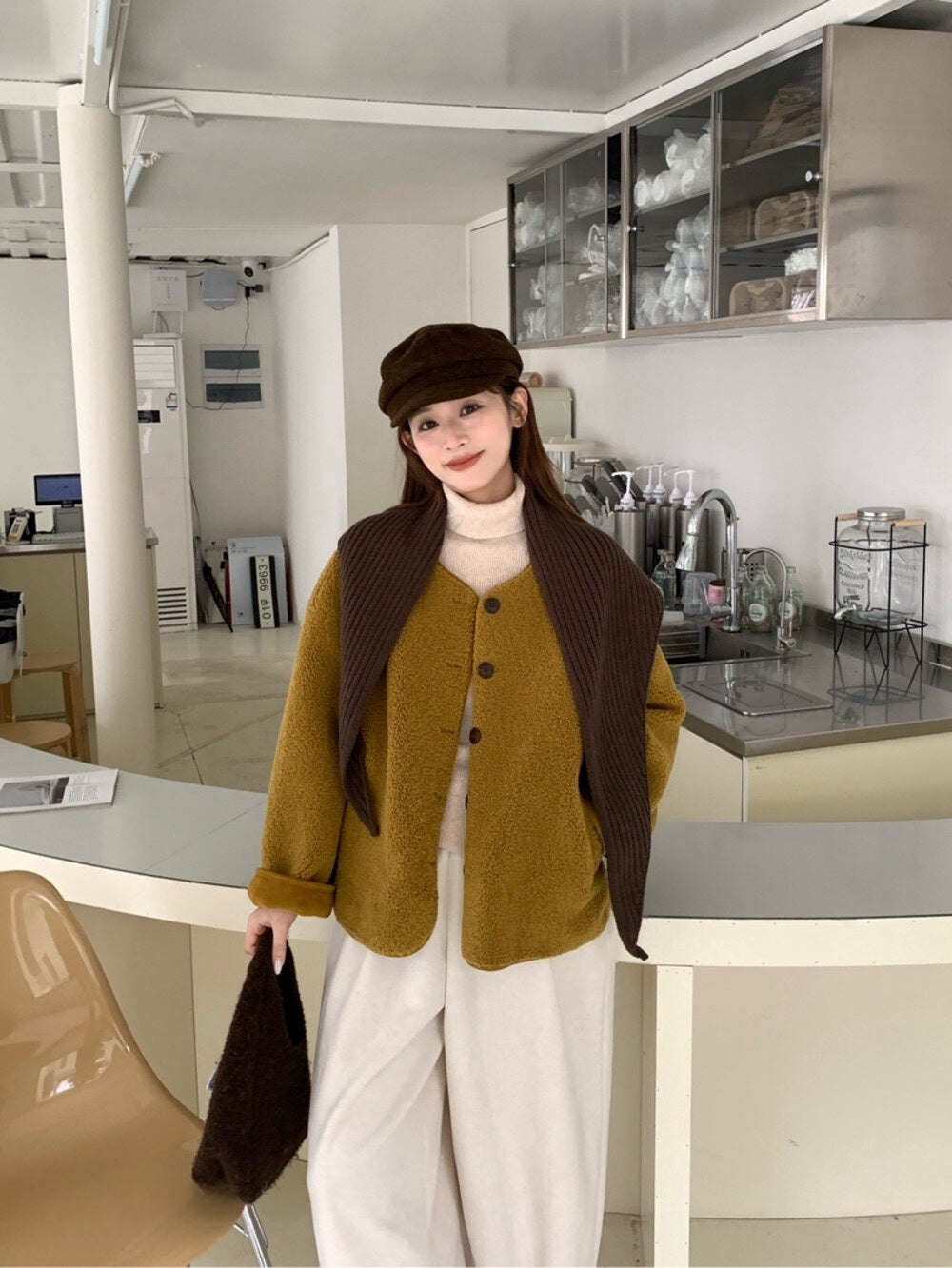 // 連披肩弧邊羊羔毛外套