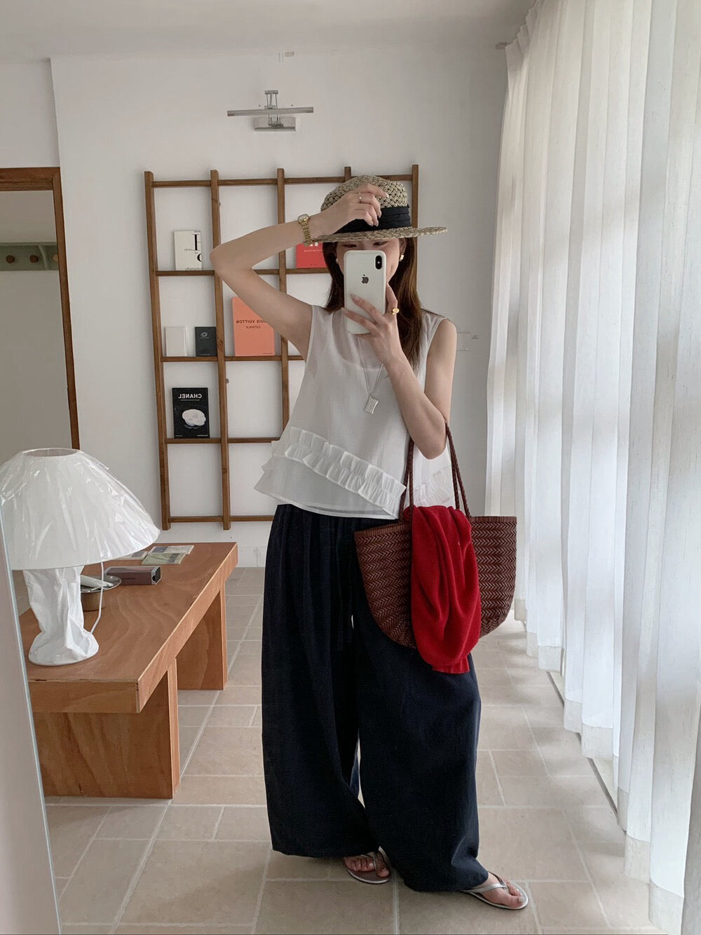 // 荷葉花邊裝飾麻紗背心(連內搭吊帶)