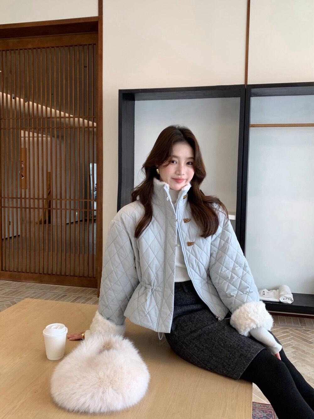 // 毛毛邊可抽繩腰牛角鈕菱格夾棉短外套