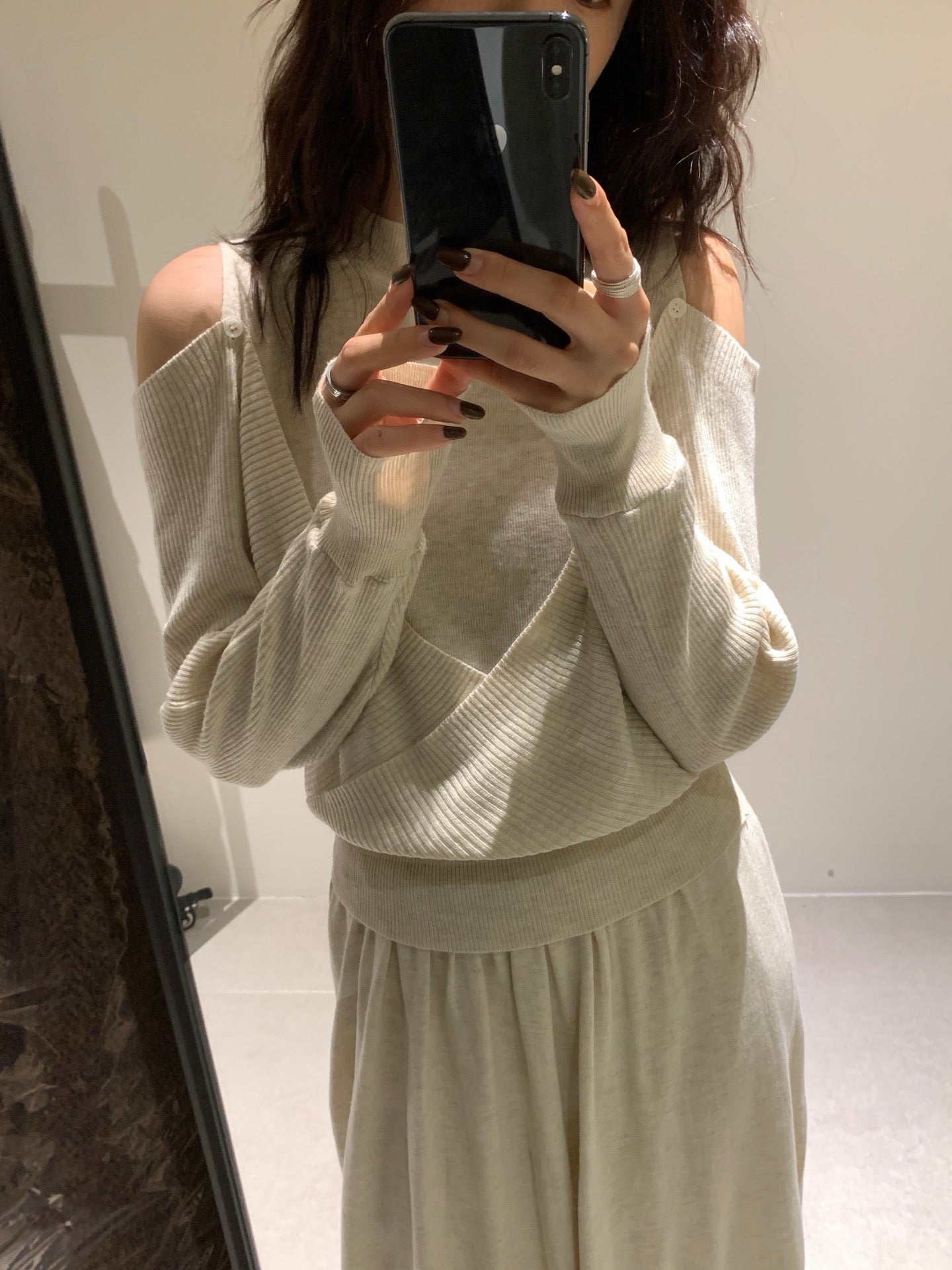 // 設計感交叉露肩針織上衣