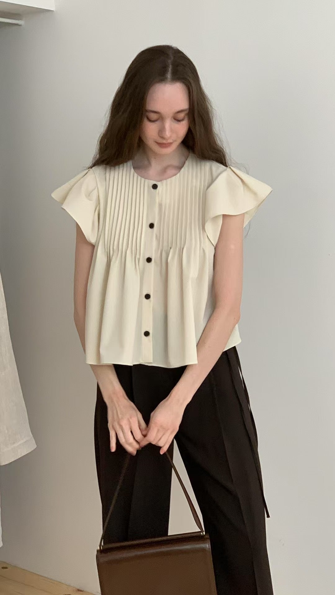 (現貨) 設計師款// 飛飛袖細壓褶微傘尾BL