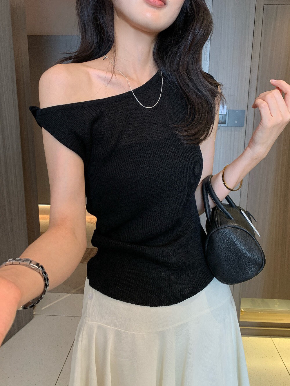 // 顯瘦麻質扭結肩針織上衣