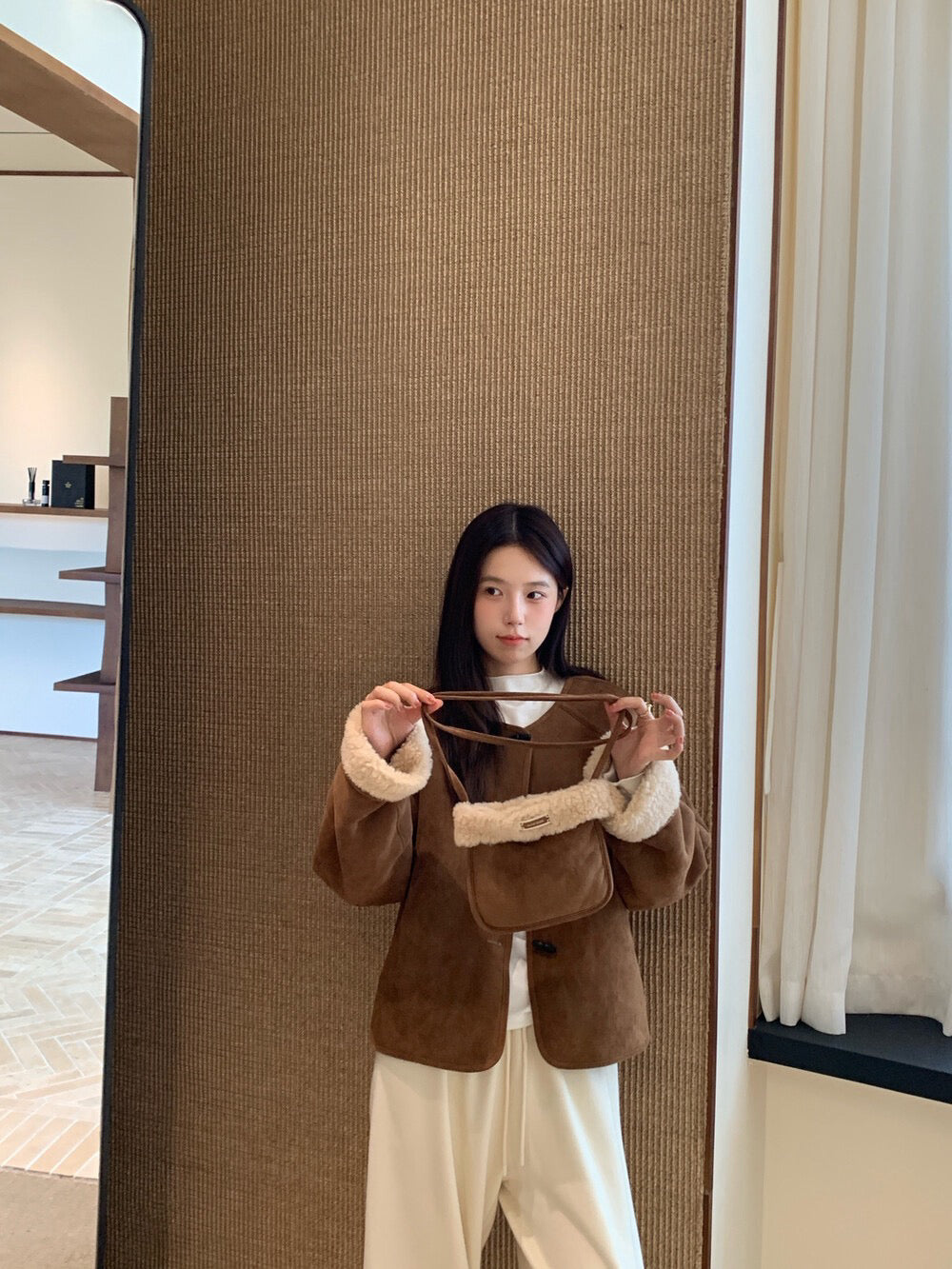 // 100%羊毛皮毛一體牛角鈕外套(連袋仔)