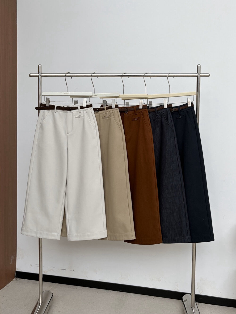 // 極簡BB絨九分直筒褲