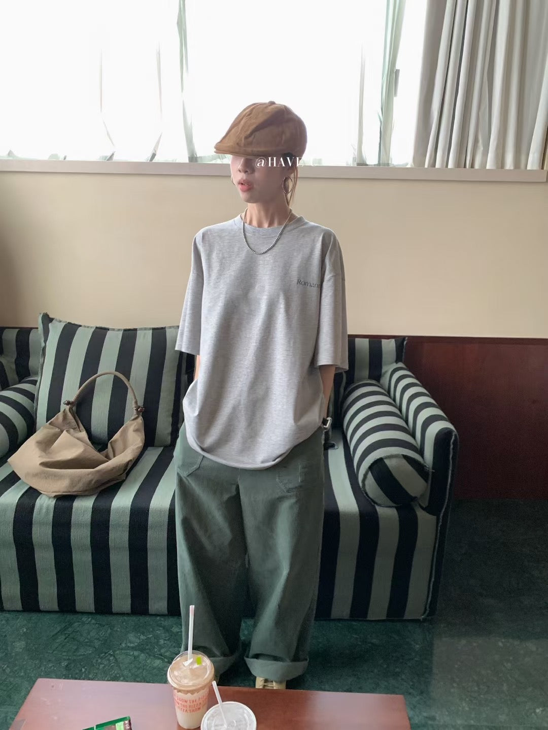 // 背後玫瑰圖案寬鬆TEE