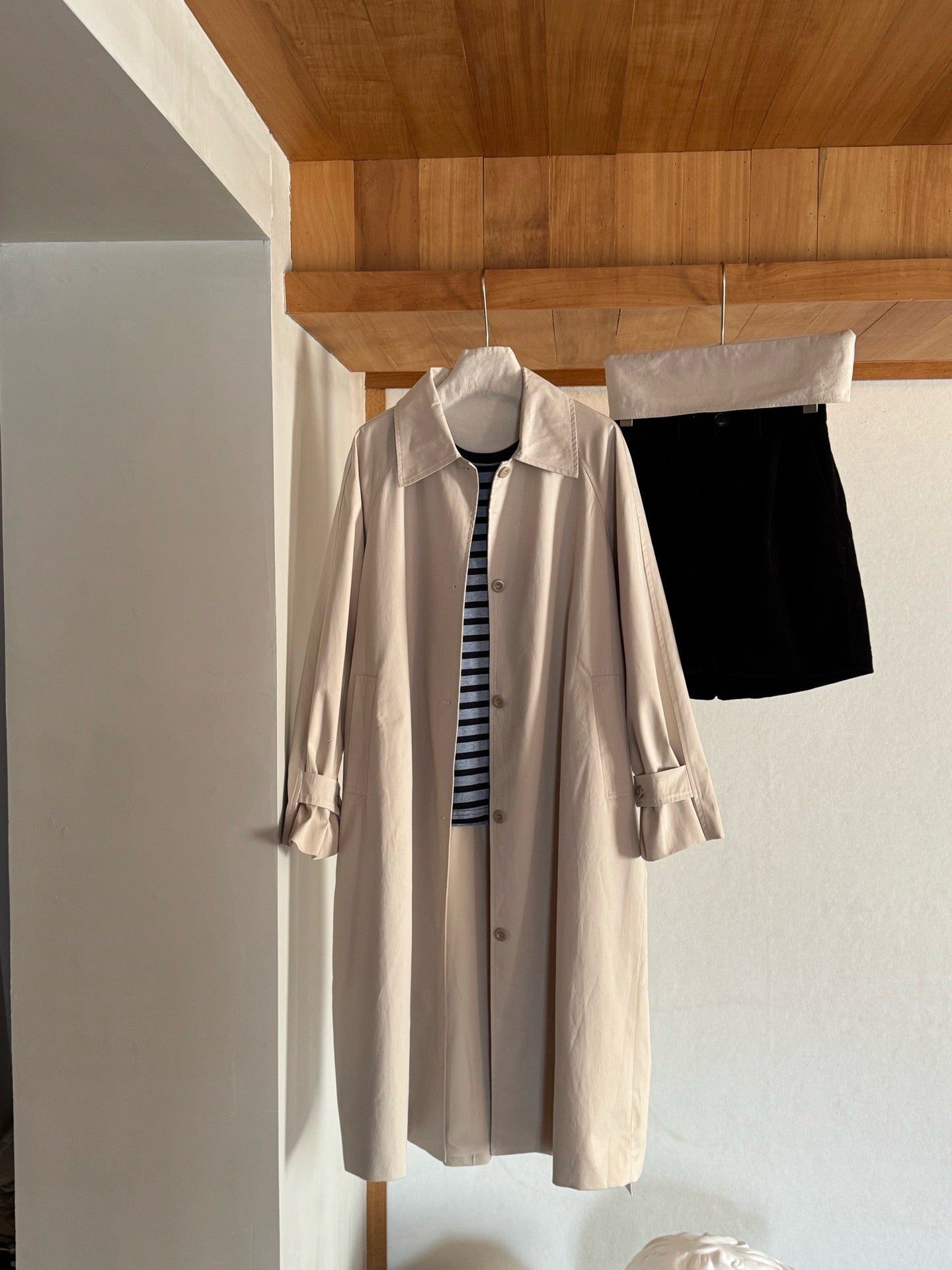 // 背後鈕扣設計翻領長款trench coat