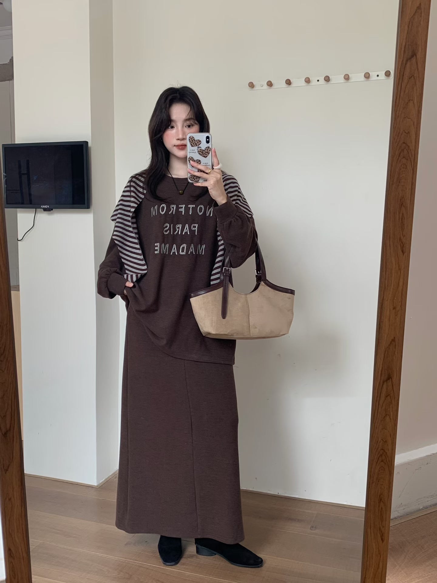 // 刺繡字母寬鬆TEE+半裙套裝(連披肩)