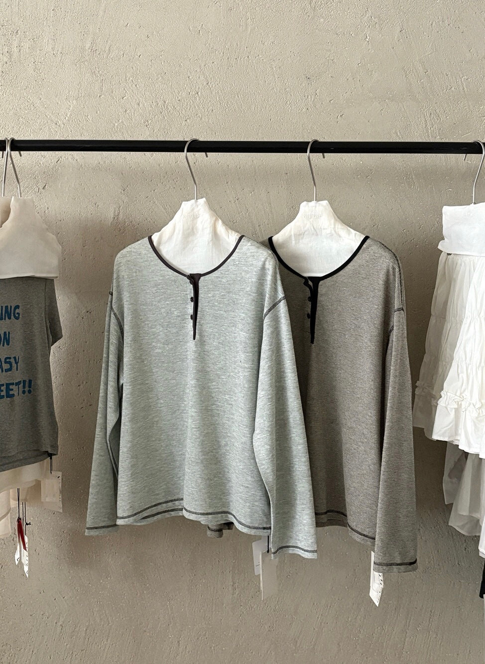 // 撞色及邊縫線亨利領TEE