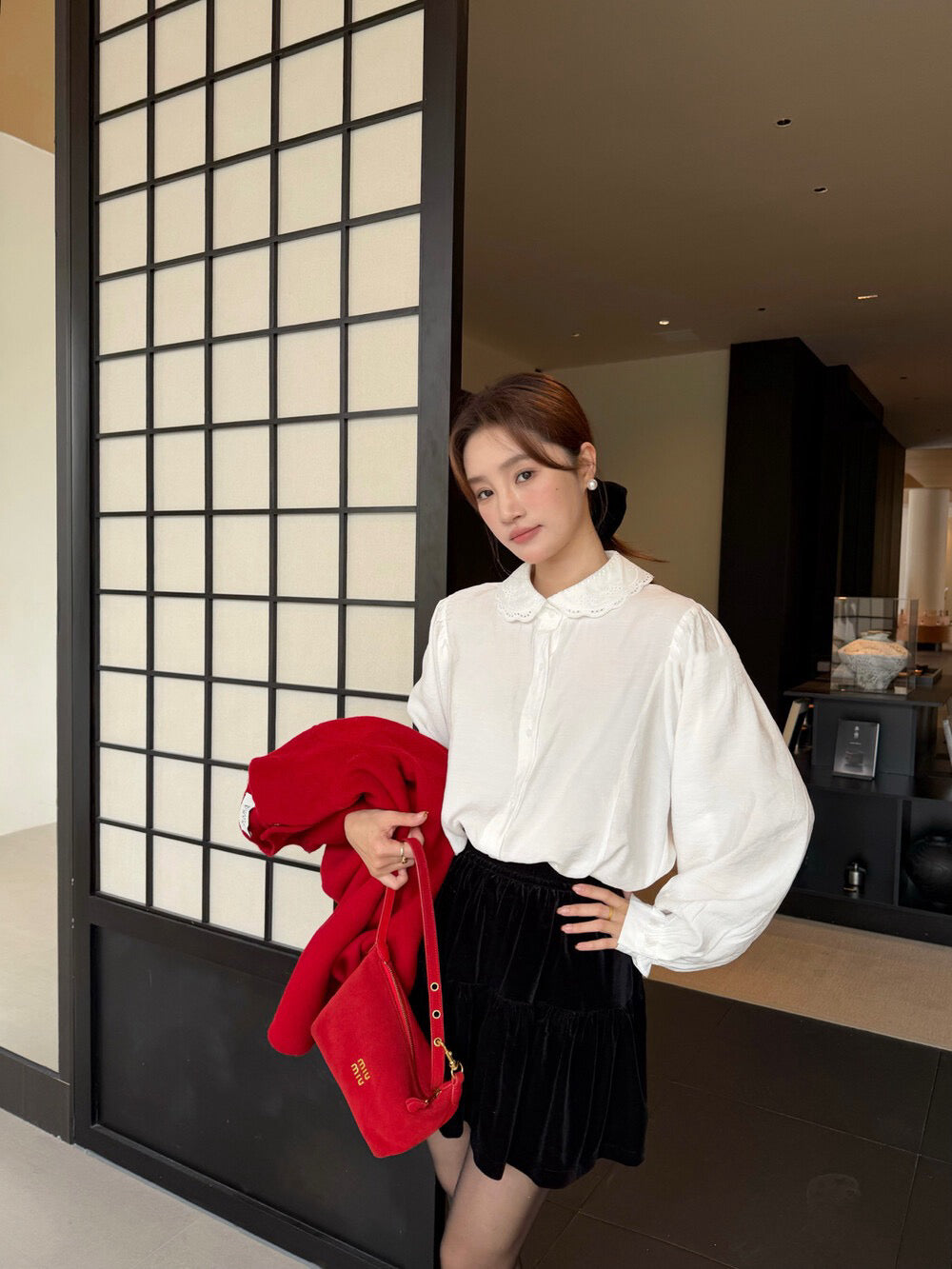 // 精緻花邊刺繡圓翻領BL