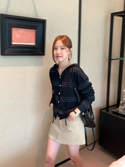 // 心心刺繡鏤空通花連帽CD