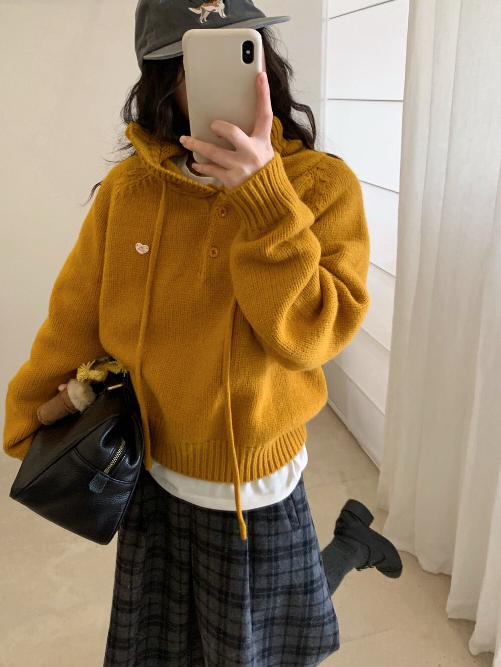 // 精緻花邊帽心心金屬貼牌毛衣