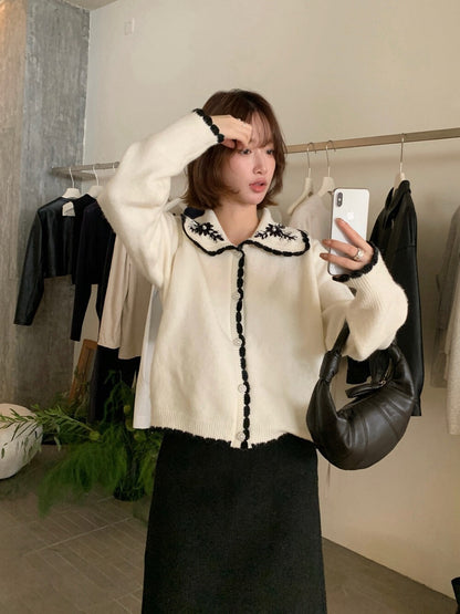 // 撞色包邊+刺繡花翻領珍珠鈕CD