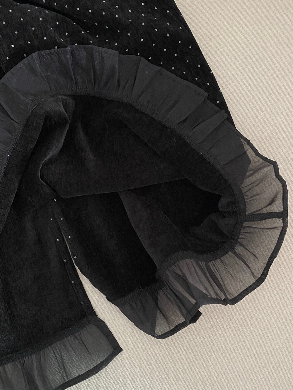 // 拼接花邊紗腳波點絲絨裙￼