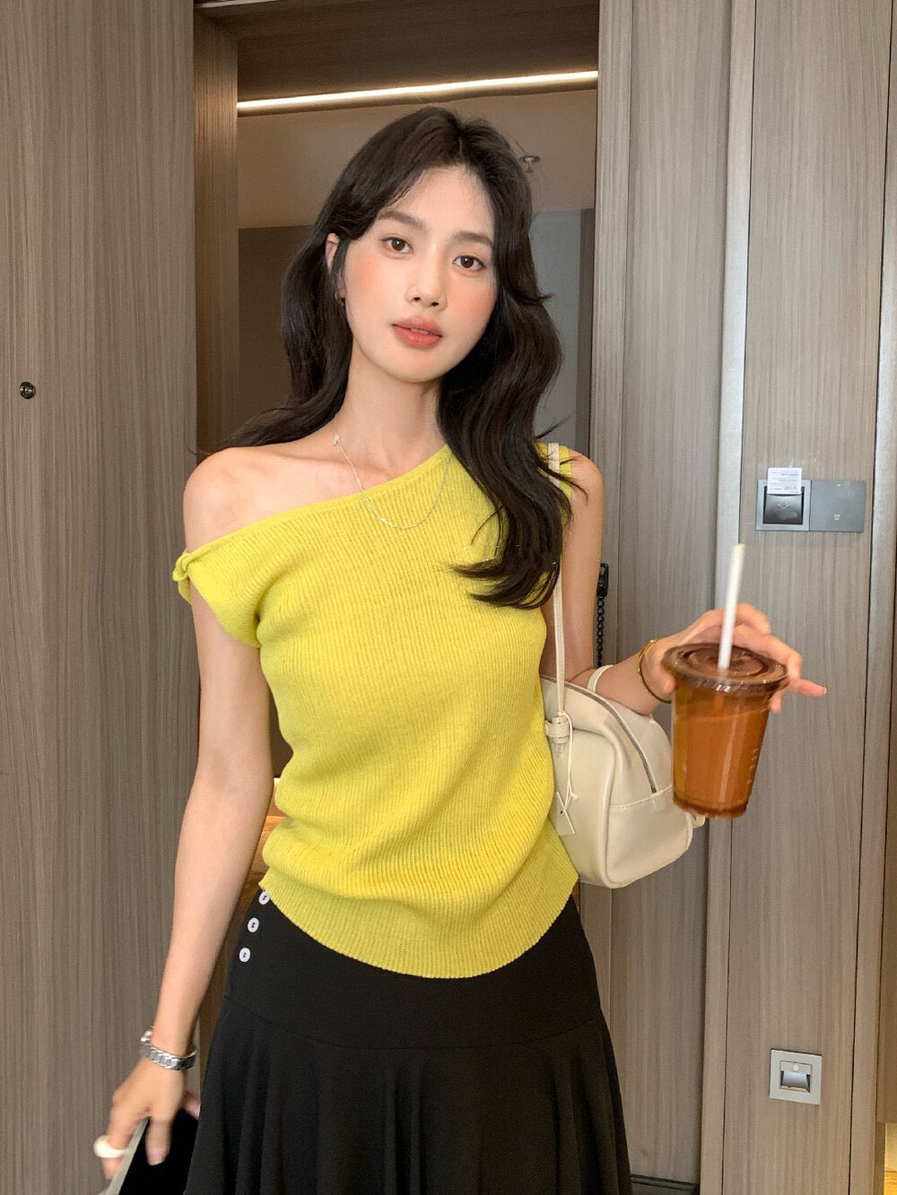 // 顯瘦麻質扭結肩針織上衣