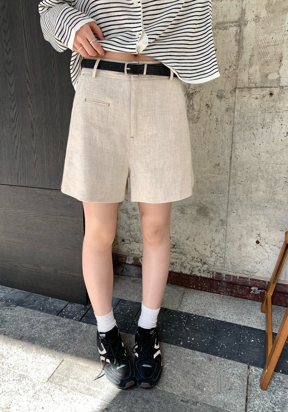 // 撞色小縫線麻質短褲(連腰帶)