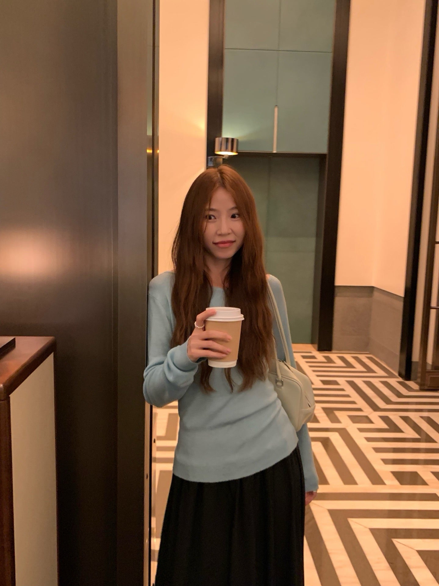 // 高級感可斜肩穿綁帶薄針織上衣