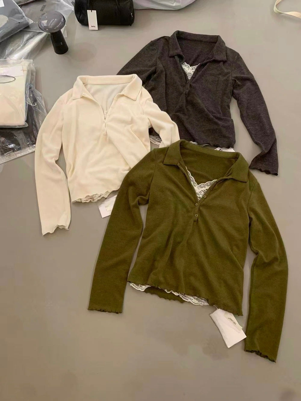 B221 / 内拼lace邊小V翻領卷邊軟糯上衣