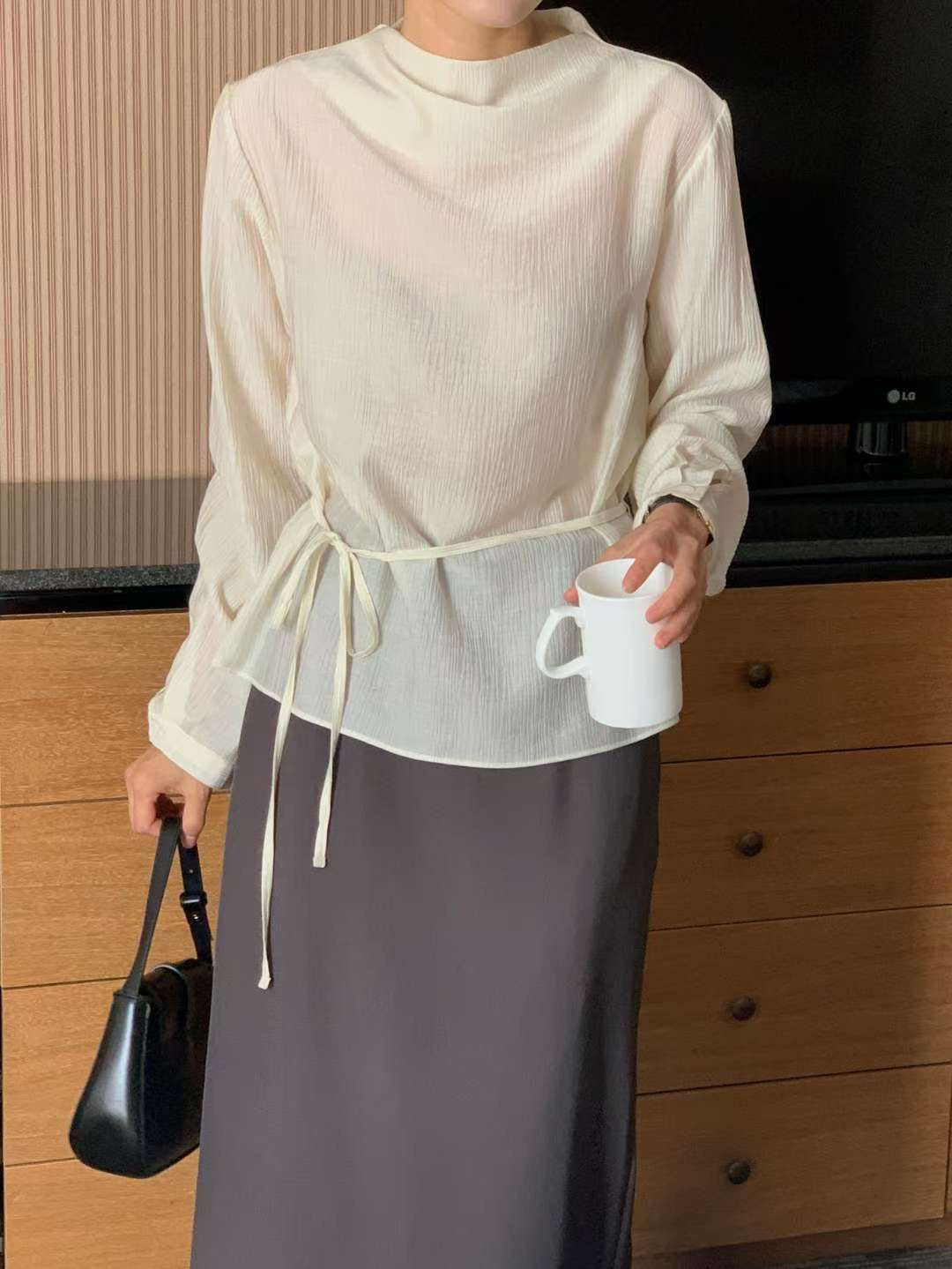 // 自帶肌理感後鈕扣小立領綁腰BL