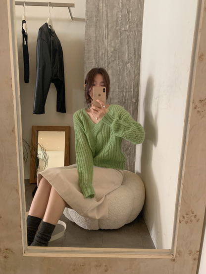 // 馬海毛麻花V領毛衣