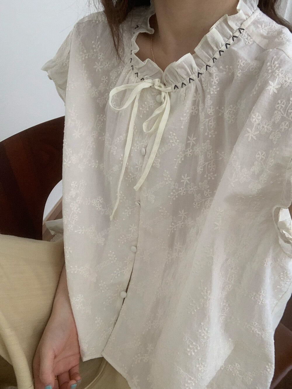 B12 / 木耳邊領口明線小細節刺繡BL