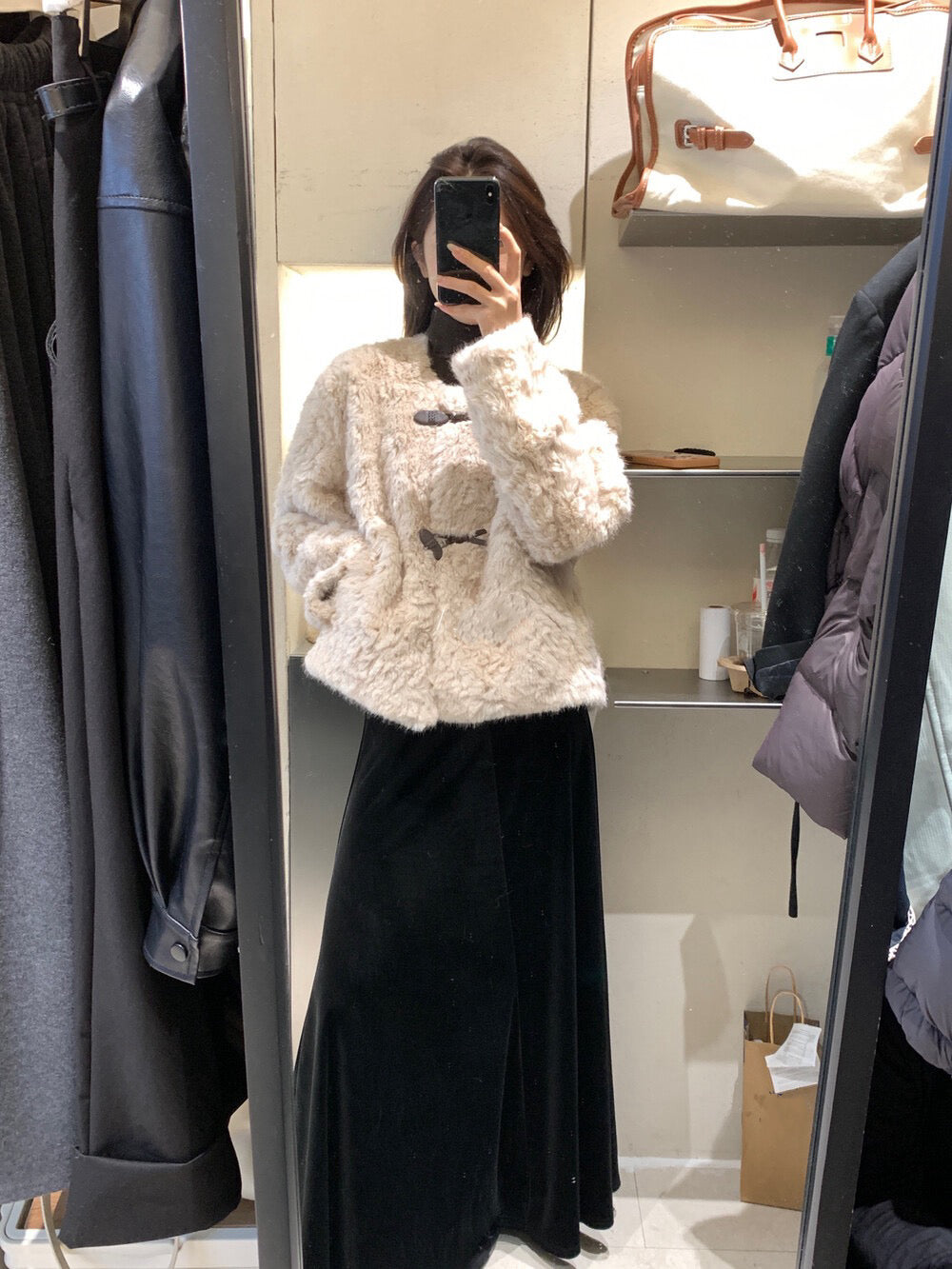 // 牛角扣麂皮底毛毛外套