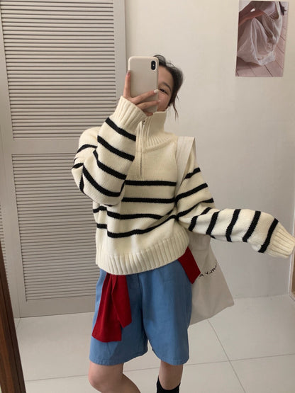 // 經典款半拉鍊間條毛衣