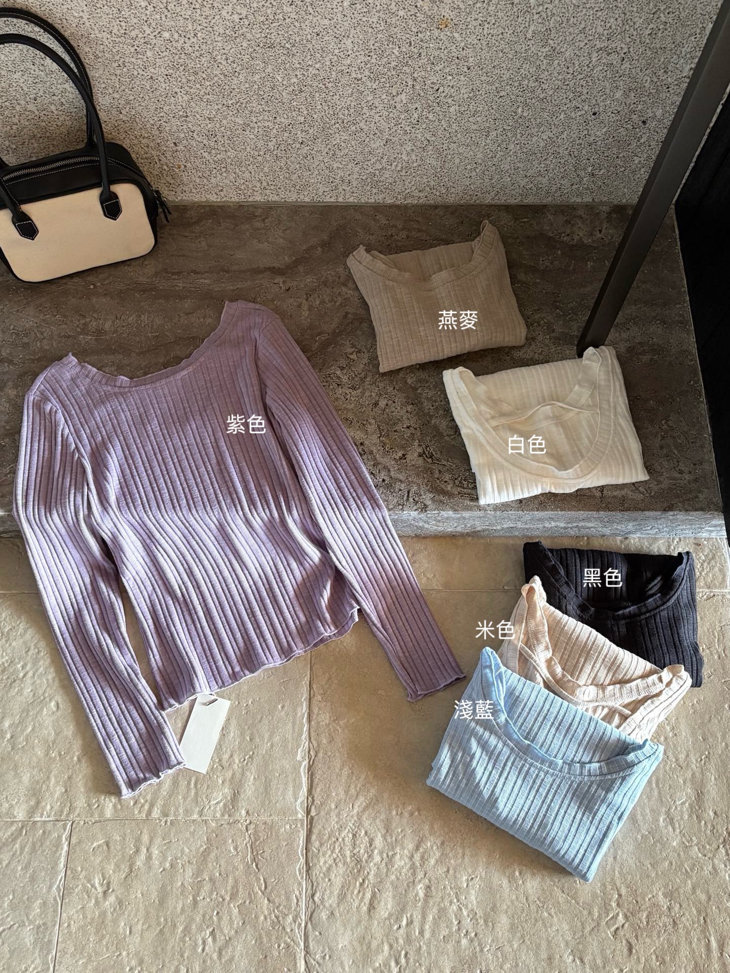 (部分現貨) // 直坑紋小設計U背TEE