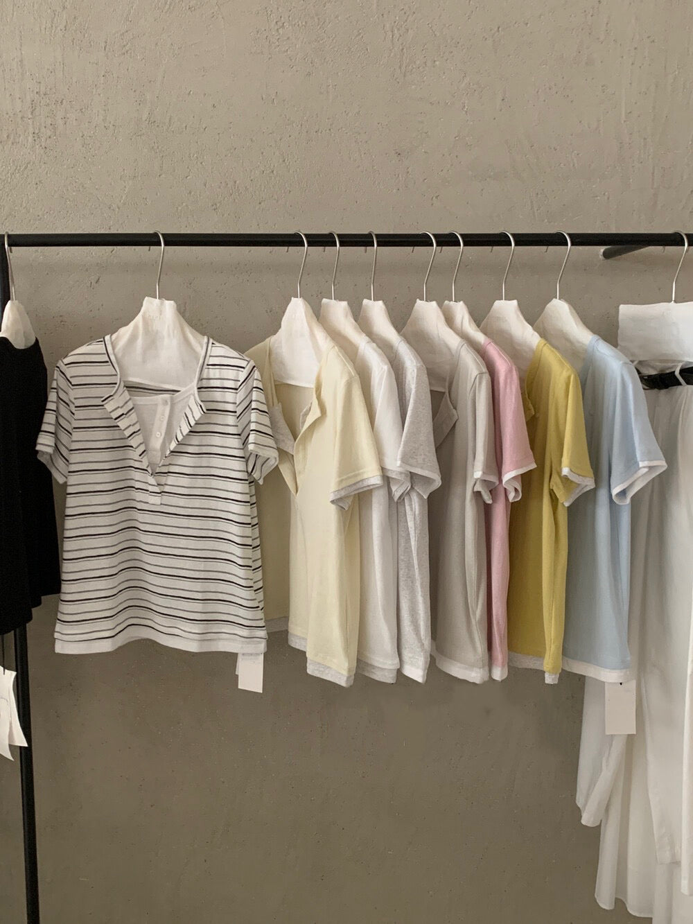 // 設計感假兩件鈕扣TEE