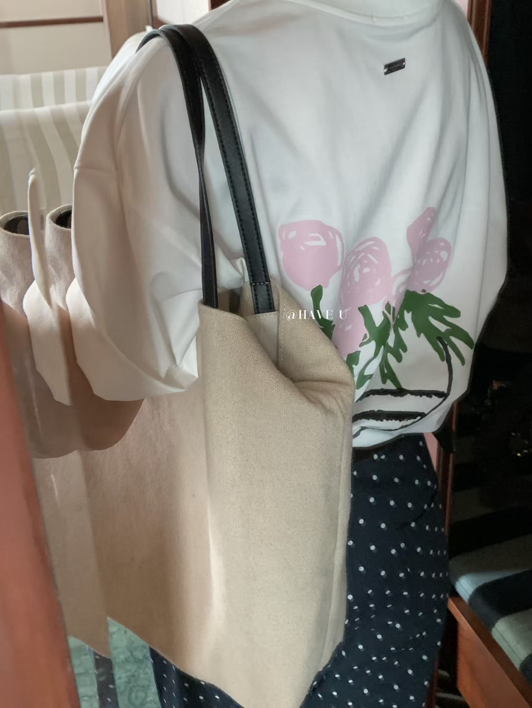// 背後玫瑰圖案寬鬆TEE