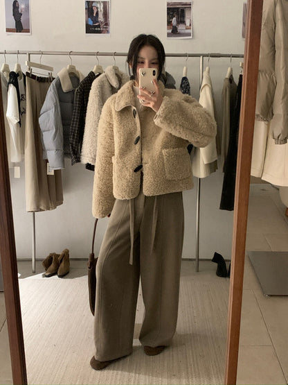 // 可愛風牛角鈕皮毛一體羊羔毛外套