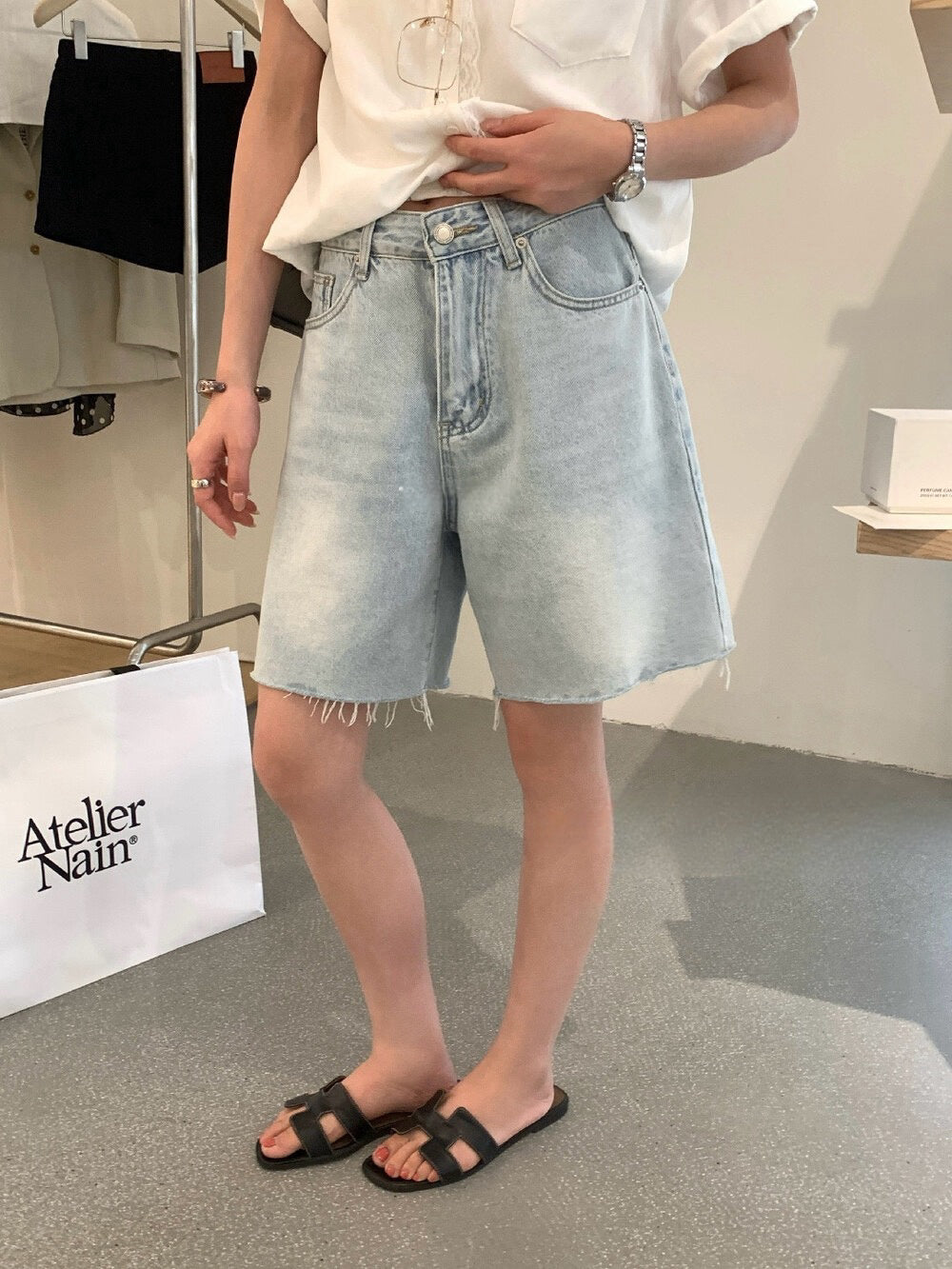 // 復古感不修邊淺洗水牛仔短褲