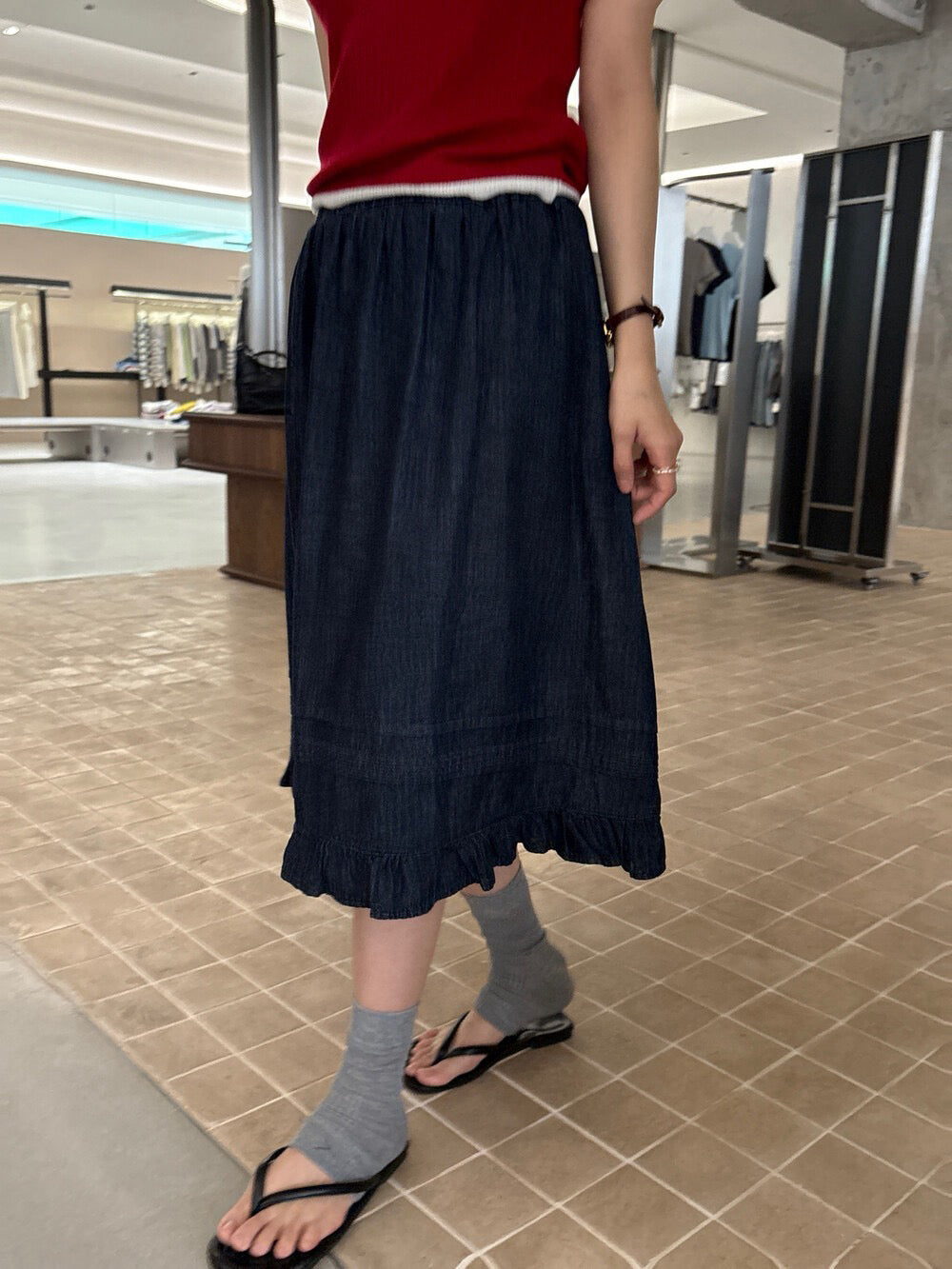 // 壓褶車線木耳邊牛仔五分裙