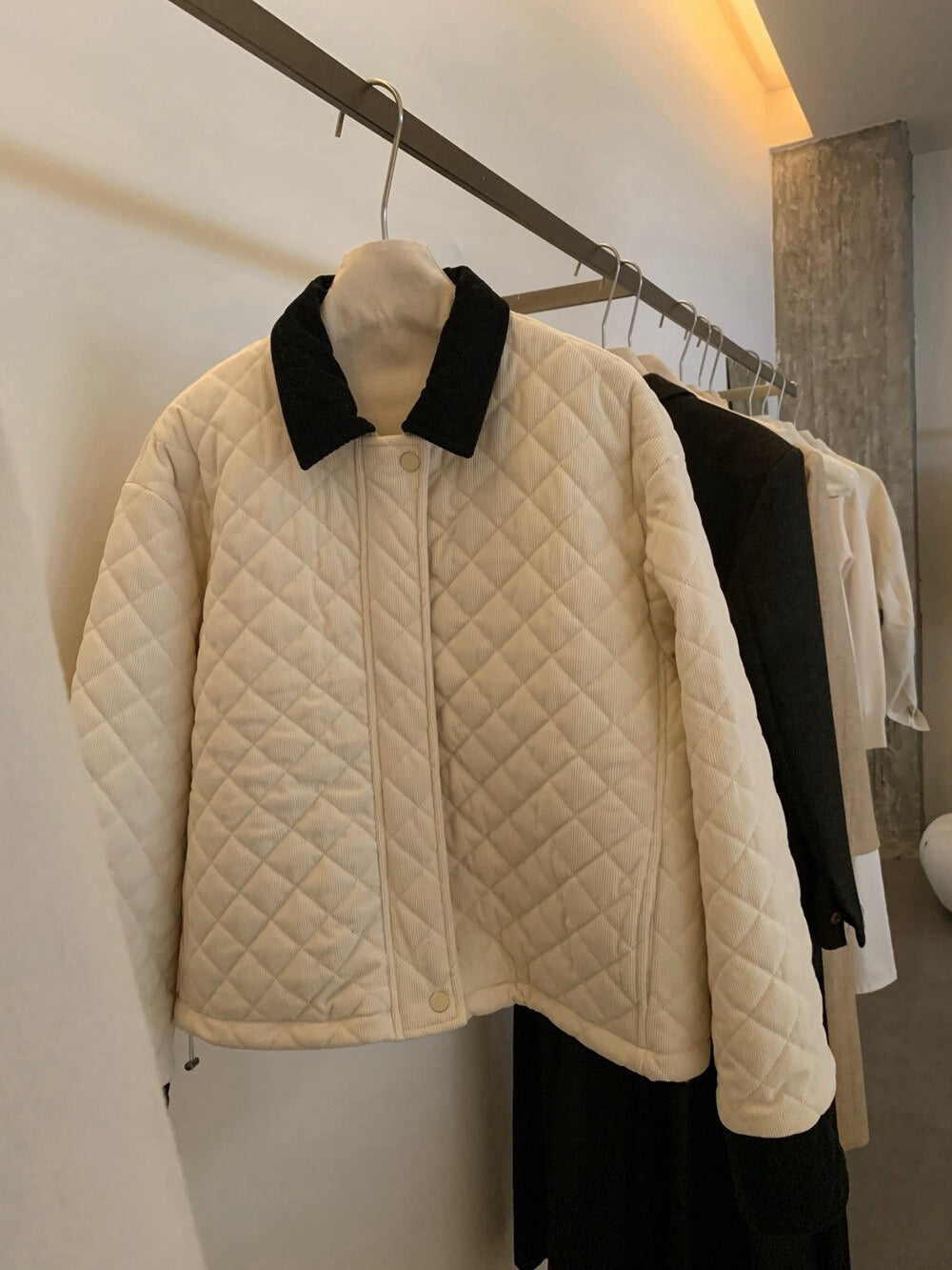 // 拼色燈芯絨領菱格絨面夾棉外套