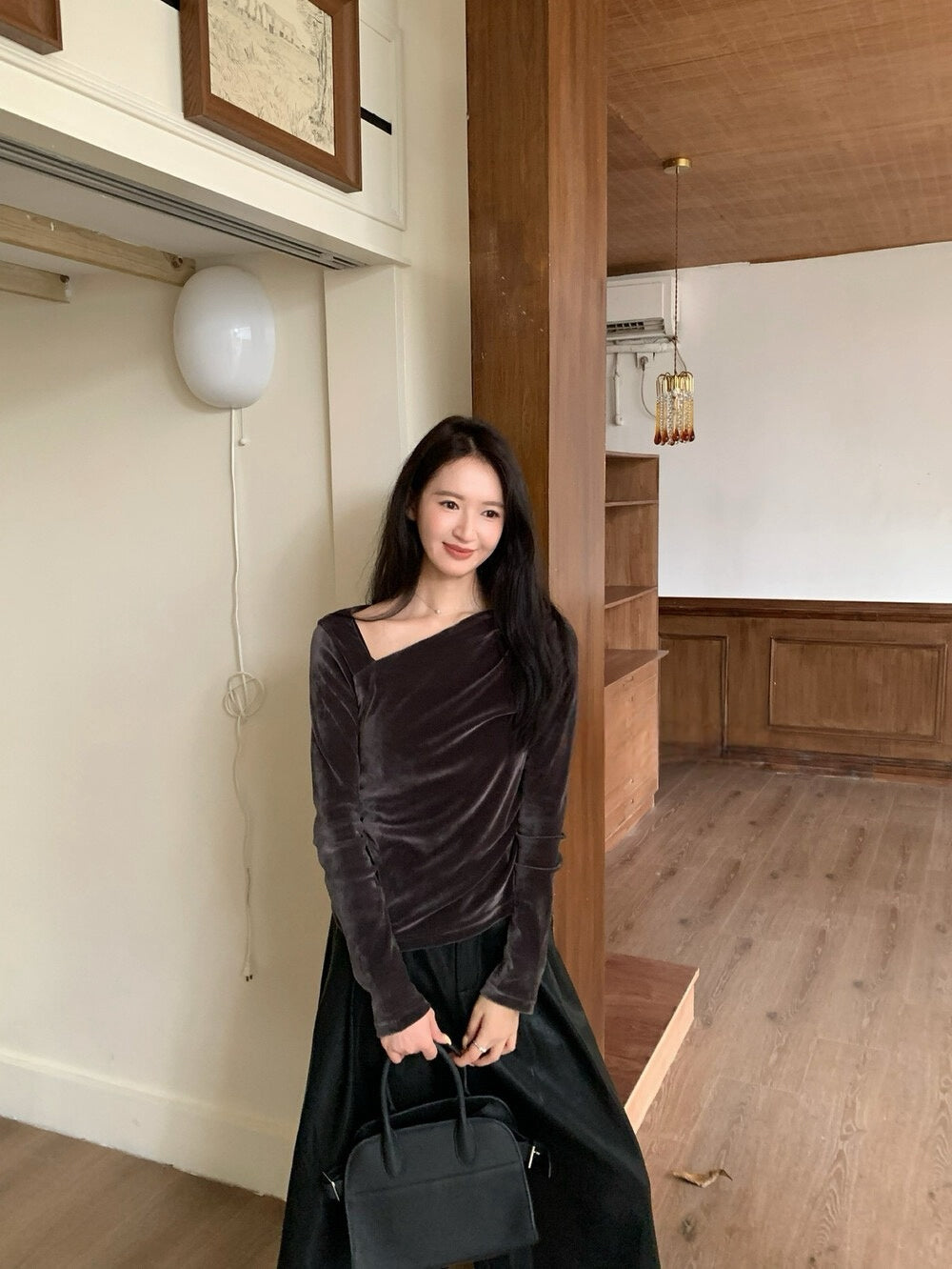 // 氣質斜領口絲絨BL