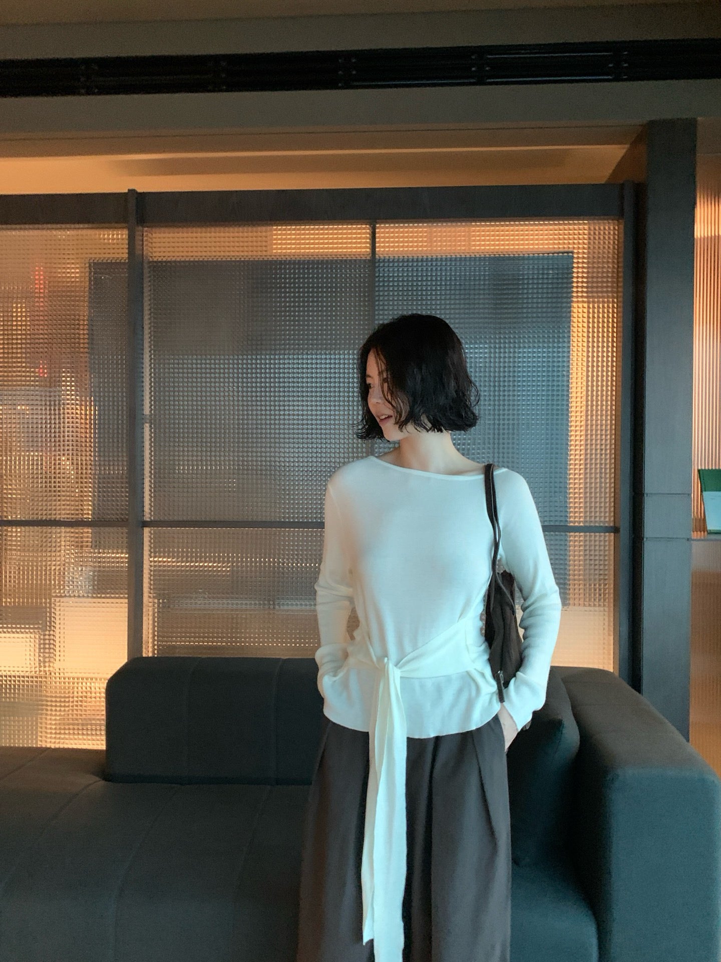 // 高級感可斜肩穿綁帶薄針織上衣