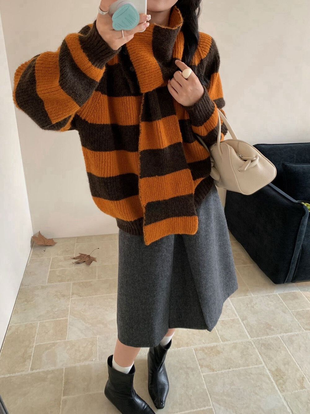 // 連可拆頸巾粗間條鈕扣V領毛衣