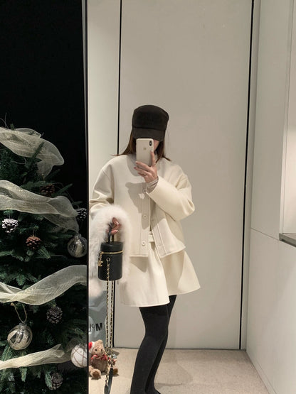 // 氣質薄夾棉圓領外套+壓褶短裙套裝(連毛毛頸巾)