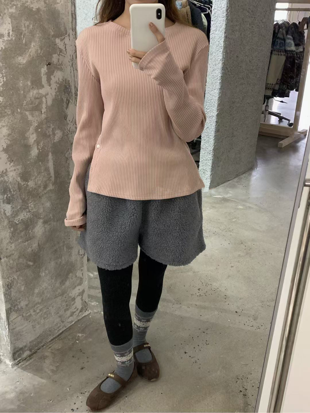 // 超顯瘦直坑紋側開鈕TEE