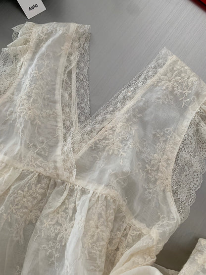 B65 / 精緻全lace V領飛飛袖BL