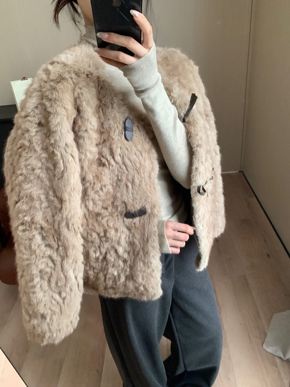 // 牛角扣麂皮底毛毛外套