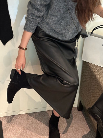 // 啞光質感絨底後開叉皮裙