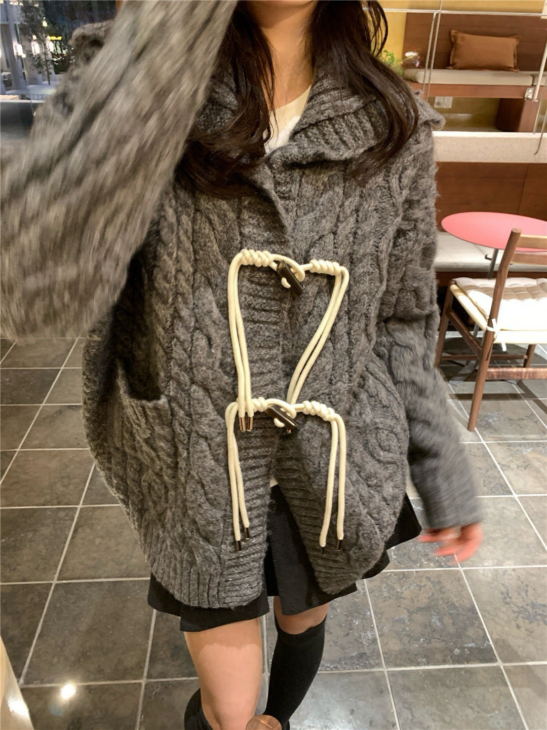 // 超重工牛角鈕麻花連帽中長CD