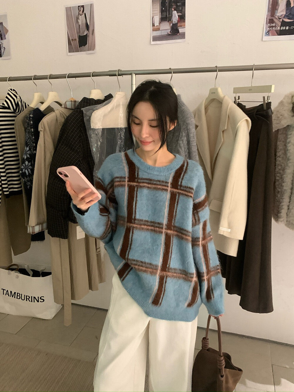 // 慵懶拉絨撞色格紋毛衣
