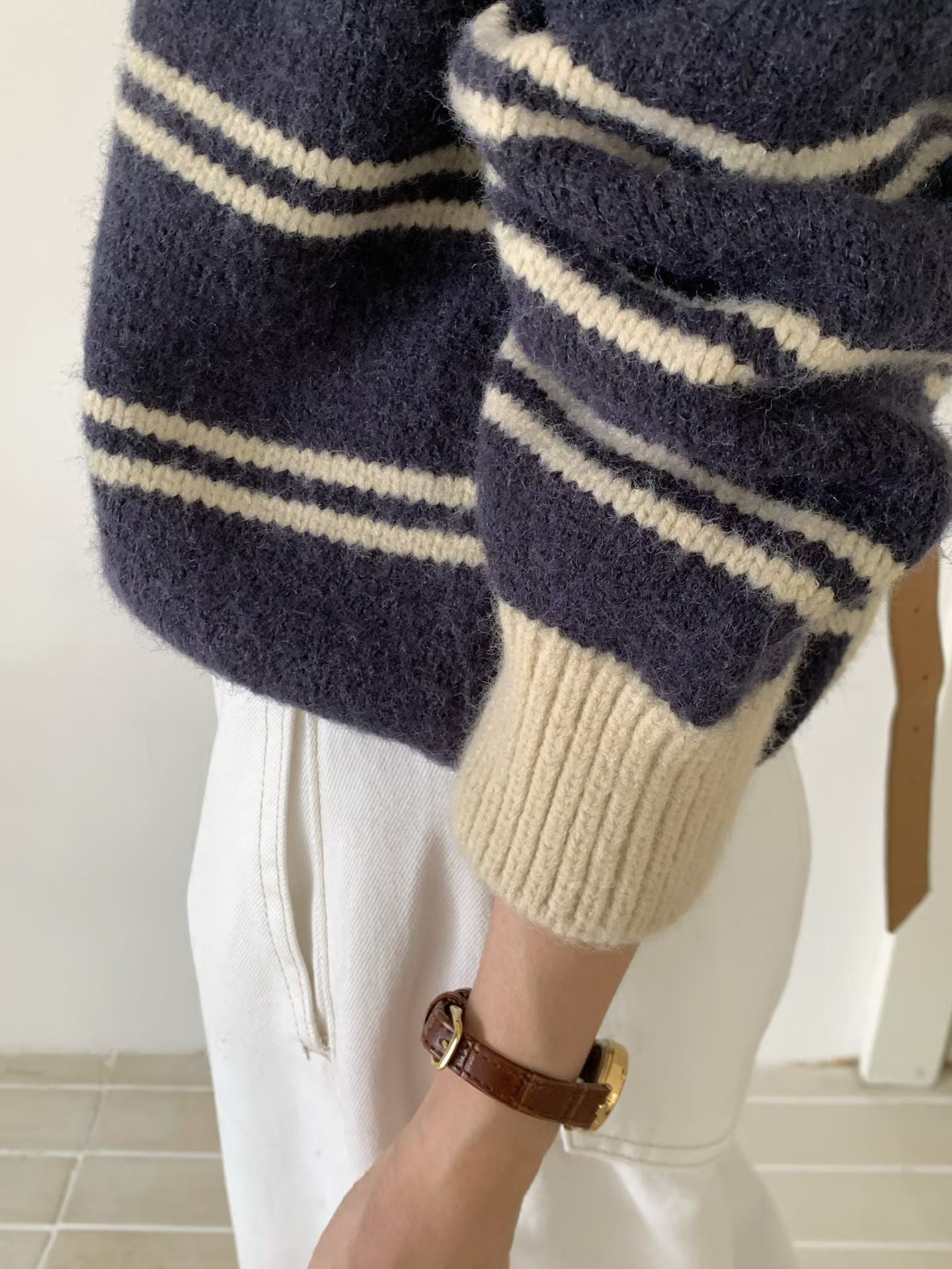 // 撞色間條邊半拉鍊毛衣