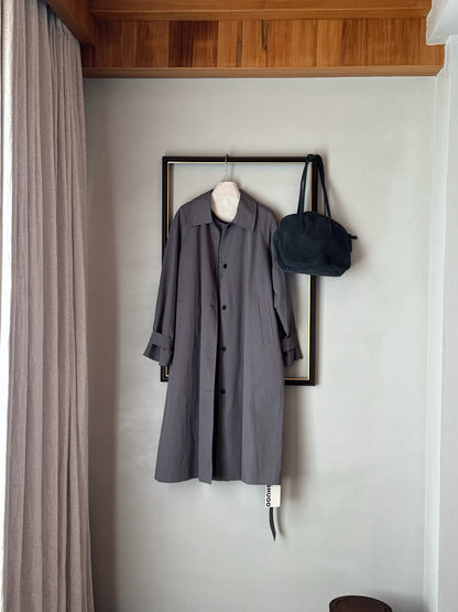 // 背後鈕扣設計翻領長款trench coat