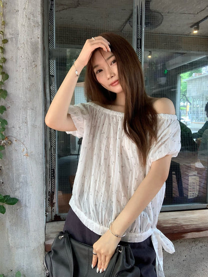 // 側綁帶小碎花泡泡袖一字領BL