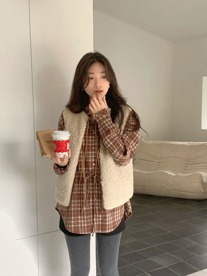 // 拼皮包邊綁結羊羔毛背心