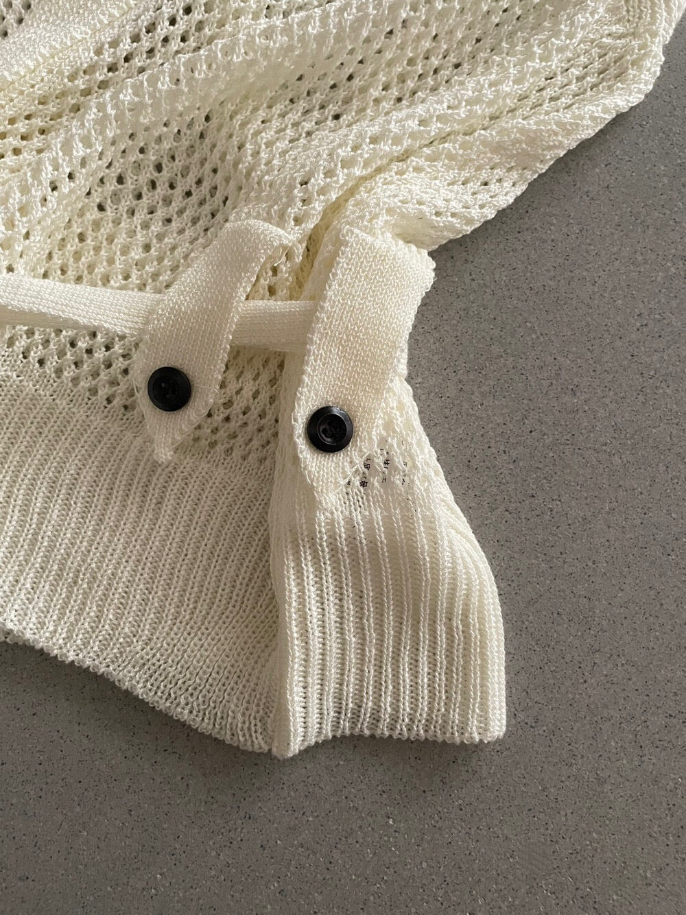 // 連腰帶鏤空織紋V領排扣背心NT