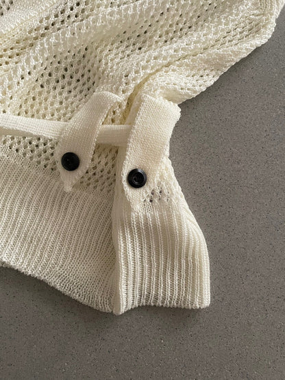 // 連腰帶鏤空織紋V領排扣背心NT